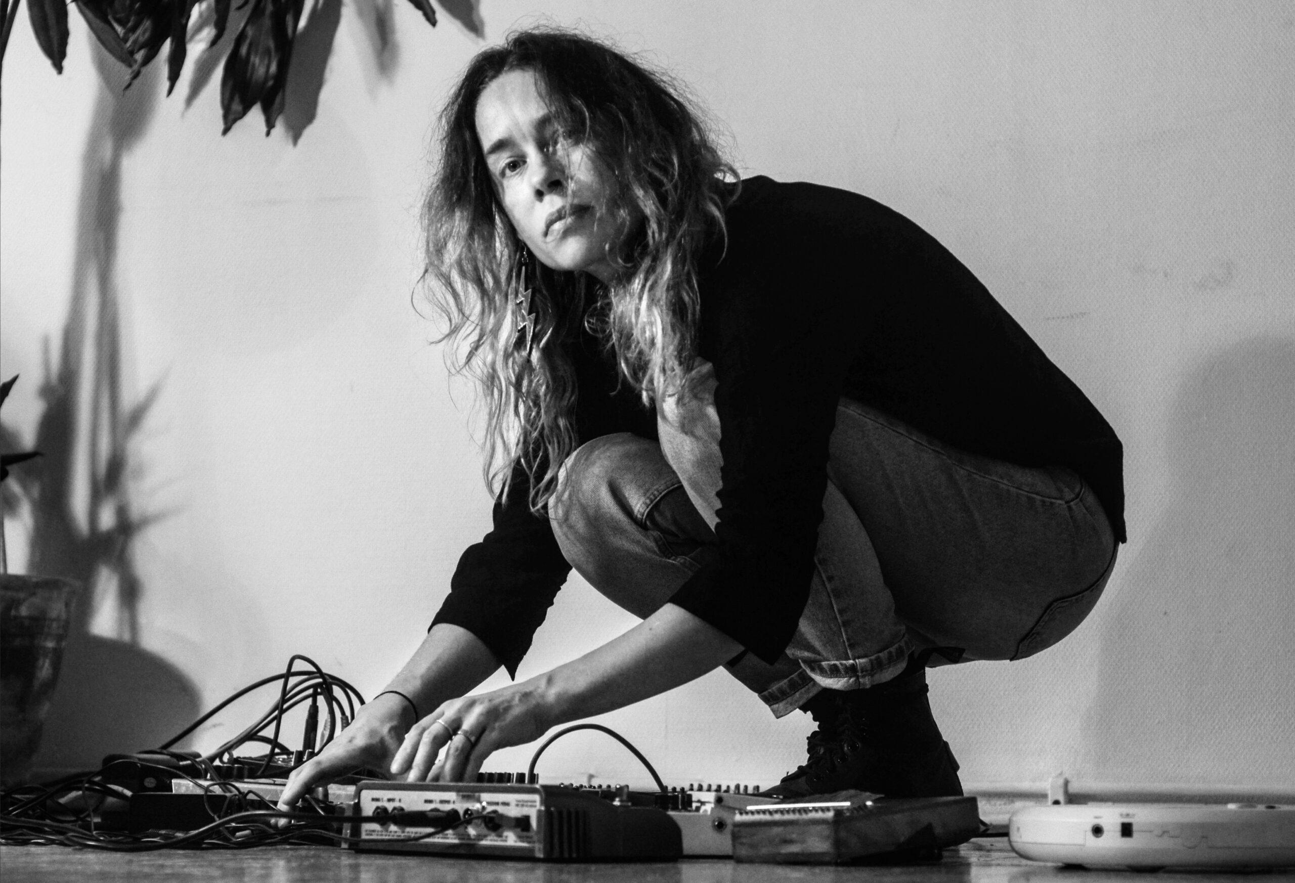 Lisen Rylander Löve A woman creating music.